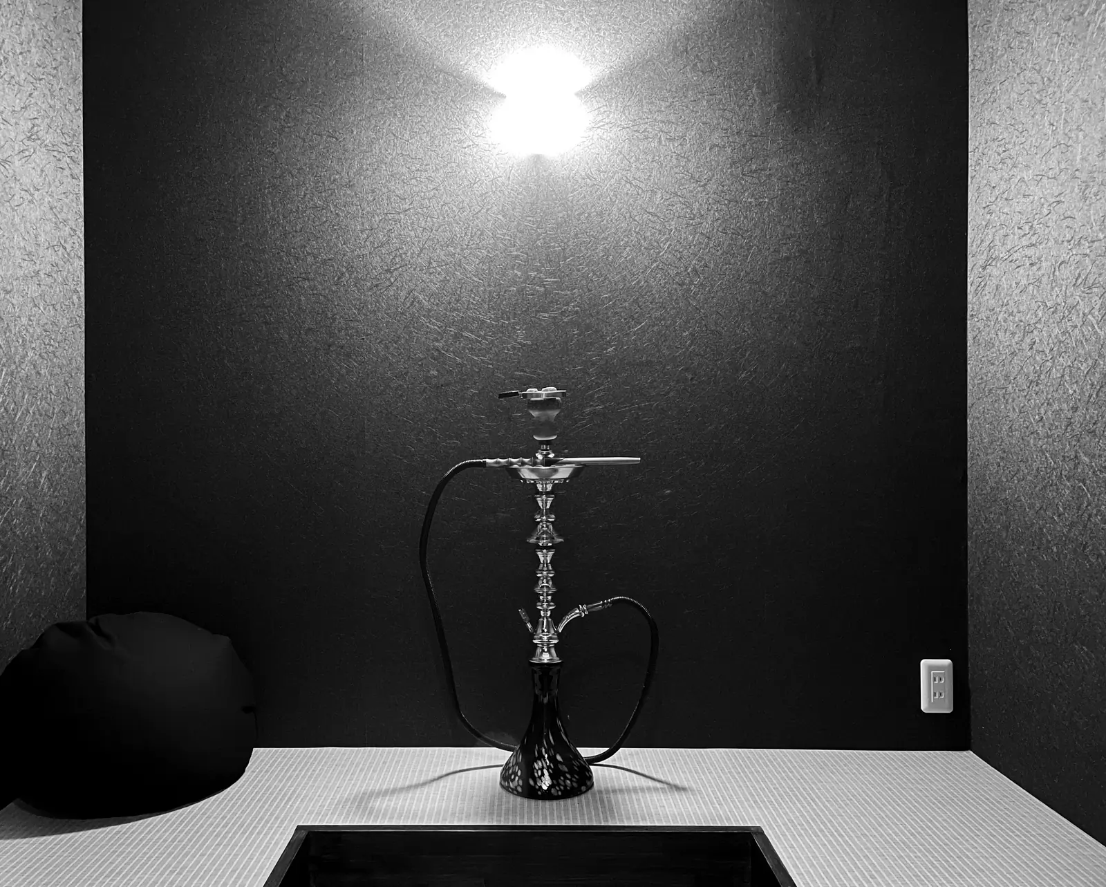 暗い和室に佇むシーシャ — S2 SHISHA