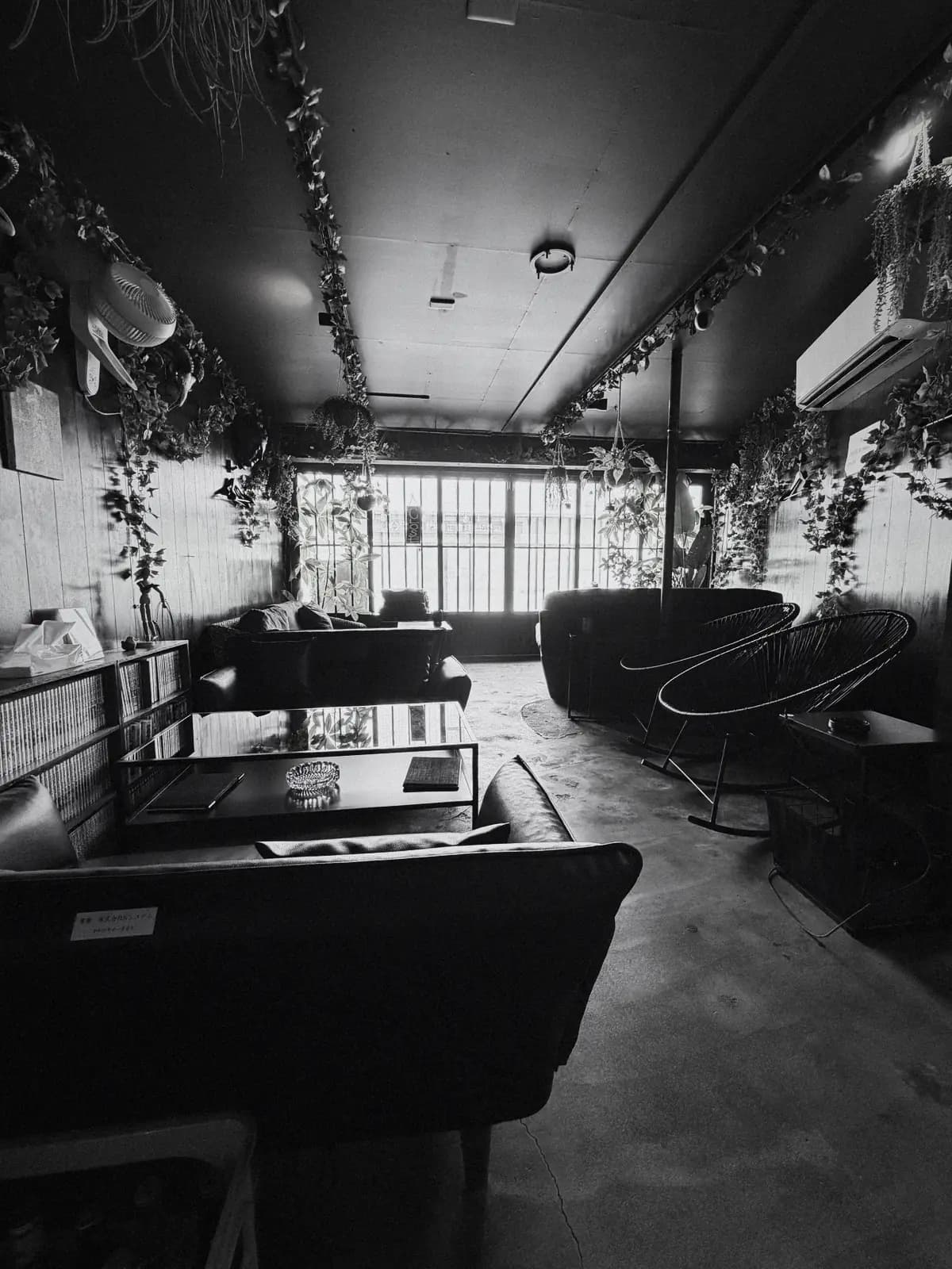 S2 SHISHA 倉敷店の植物とソファの客席