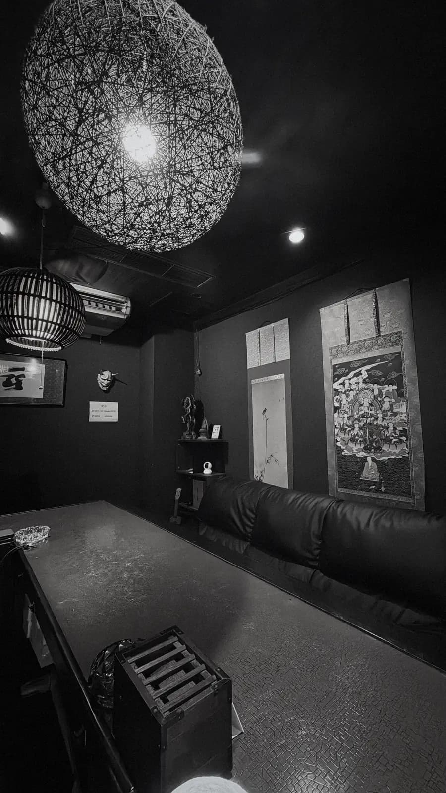 S2 SHISHA 岡山本店の掛け軸と長いテーブル席