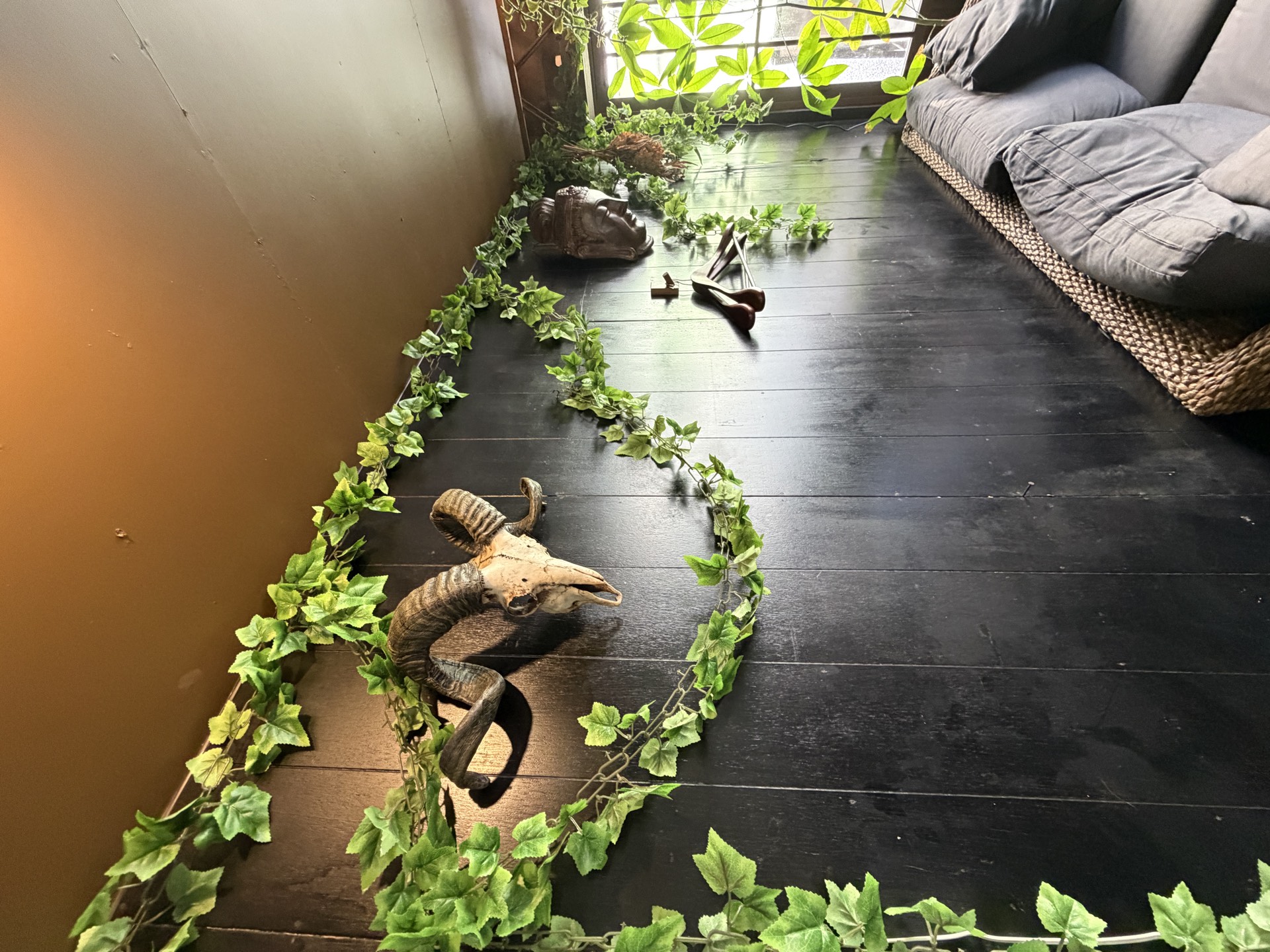 植物に囲まれた羊の頭骨 — S2 SHISHA 倉敷店