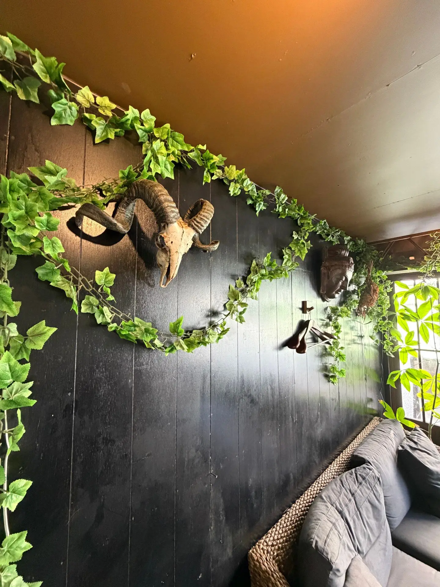 植物に囲まれた羊の頭骨 — S2 SHISHA 倉敷店